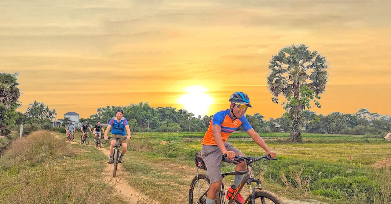Siem Reap Twilight Bike Tour with Local Drinks