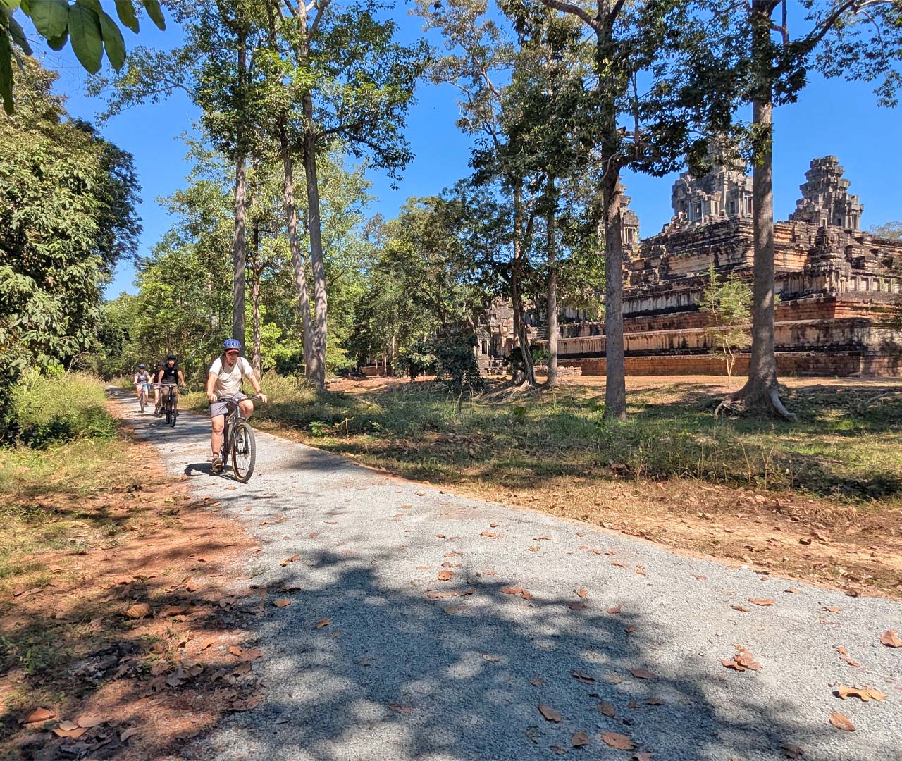 Great biking on the single trails of Angkor park, the guided cycling tour in Siem Reap