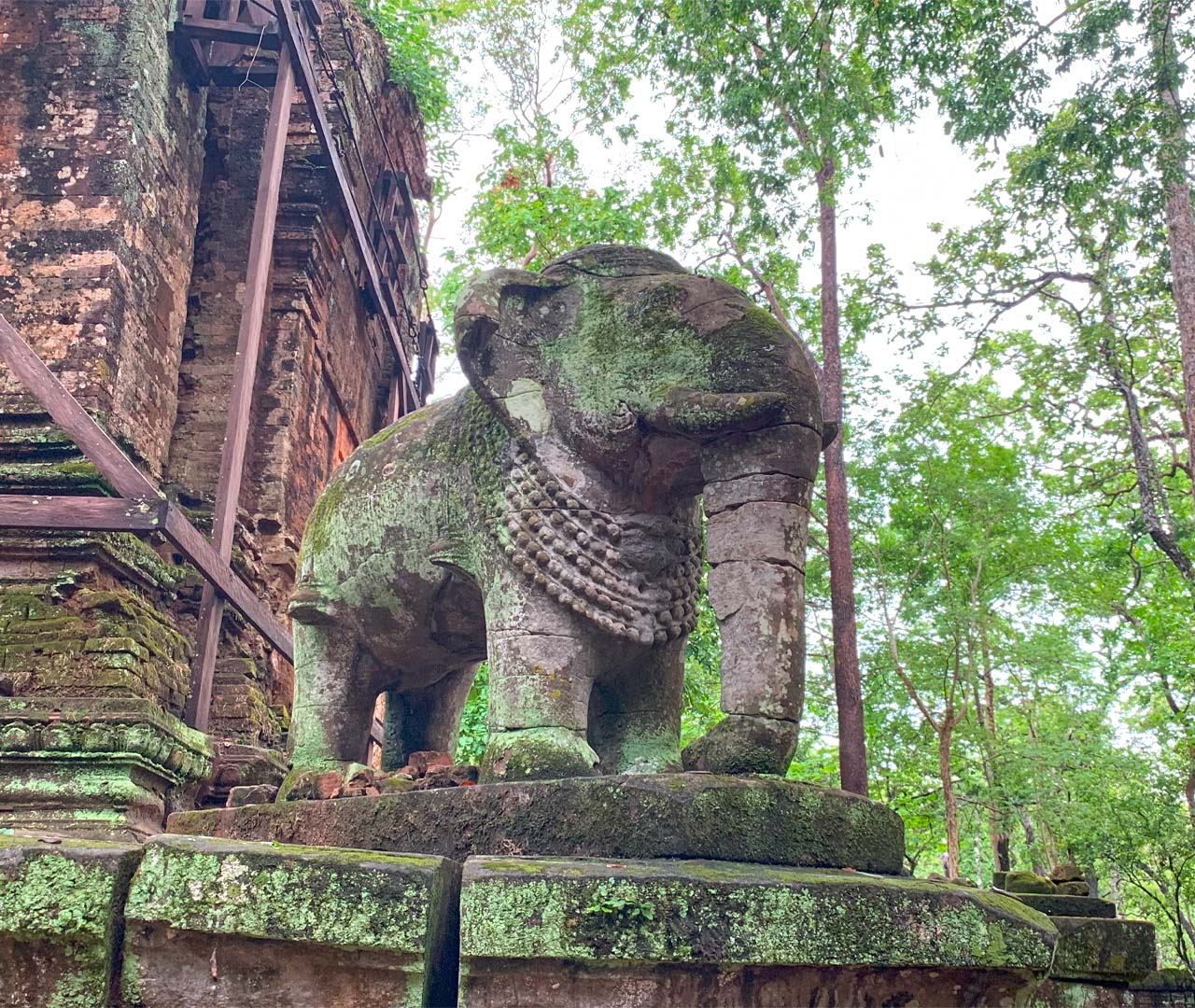 Visit ancient temple in Cambodia