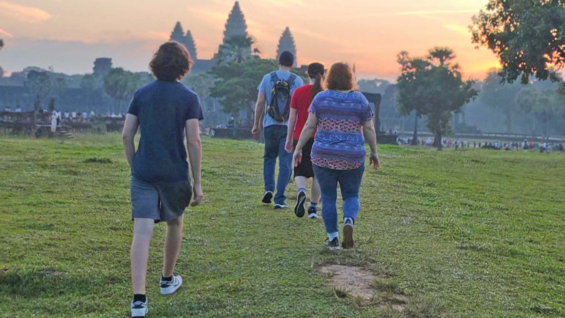 Sunrise Hiking Tour of the Angkor temple