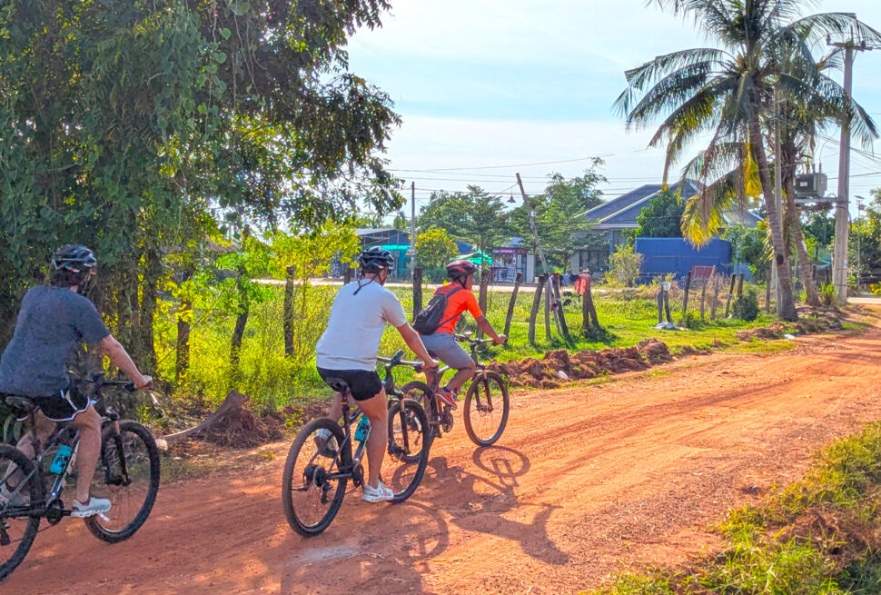Sunset bike tour to the countryside in Siem Reap half-day cycling