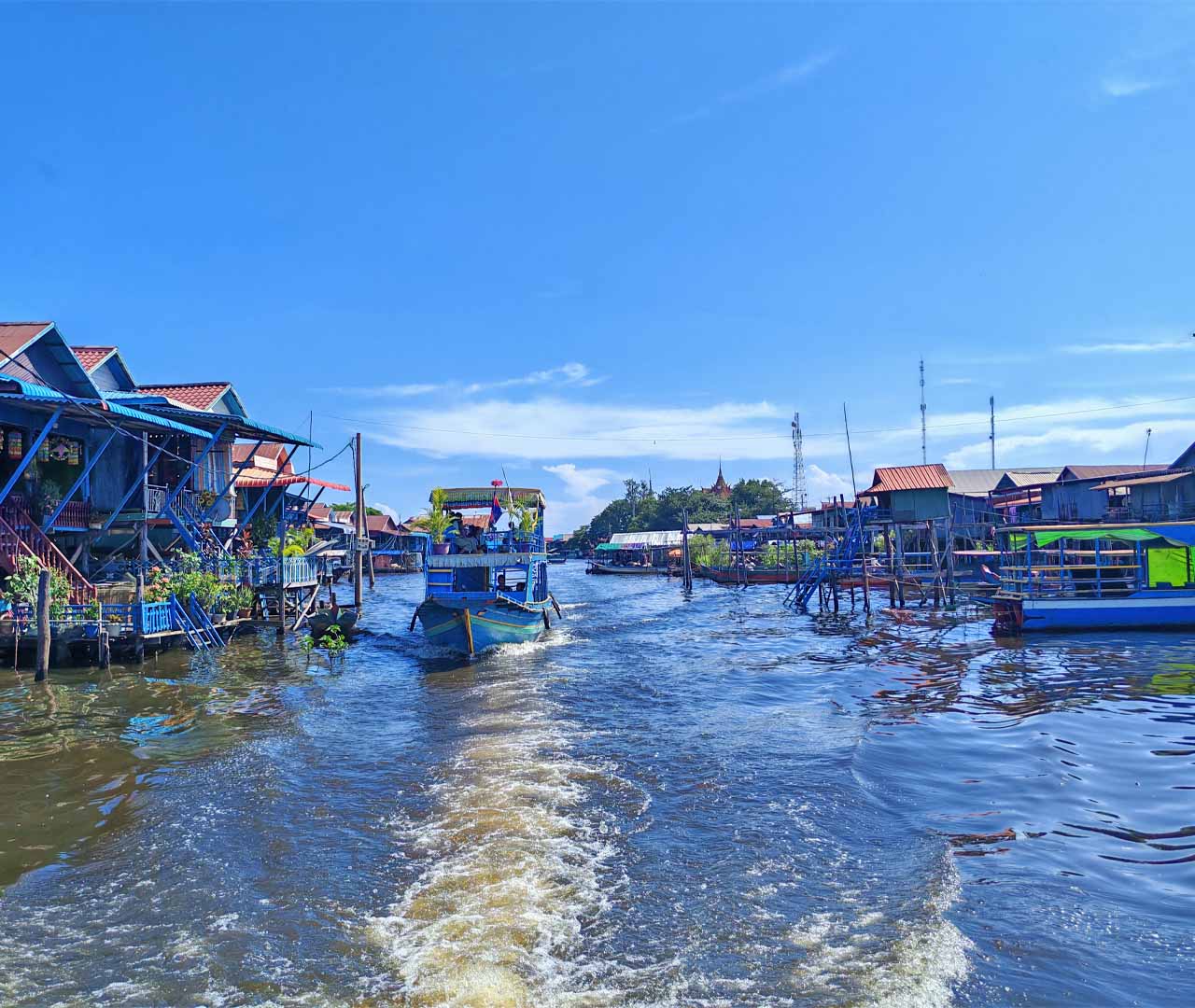 Visit the floating village of the Tonle Sap lake in Cambodia
